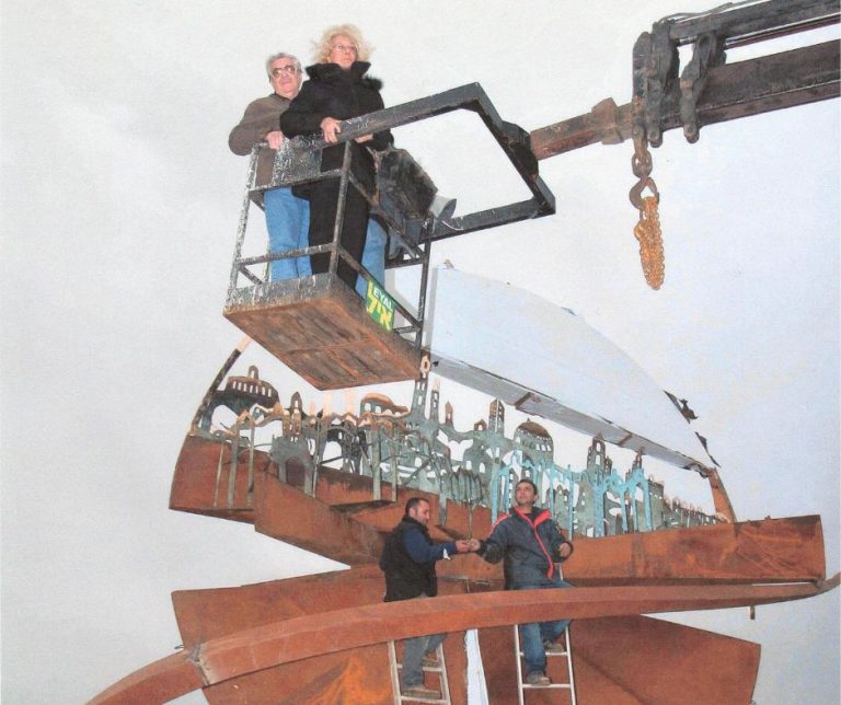 Luciana Matalon durante le fasi di montaggio della scultura